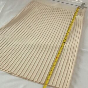 St. John ivory knit skirt size 6 22’ long